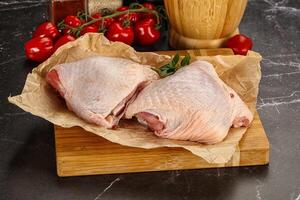 cuisse de poulet crue pour la cuisson photo