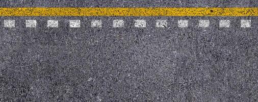 Haut vue de double Jaune et blanc lignes sur asphalte route texture Contexte. photo