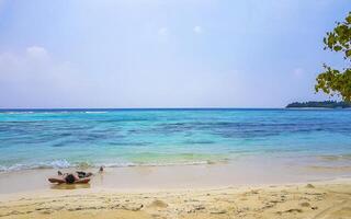 homme mensonge sur plage le sable et l'eau sur tropical plage Maldives. photo