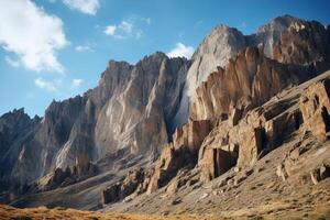 ai généré rocheux flancs de montagne en hausse dramatiquement contre une clair bleu ciel. génératif ai photo