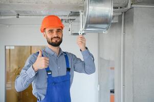 HVAC ingénieur installer chaleur récupération ventilation système pour Nouveau maison. copie espace photo
