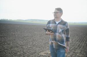 une agriculteur chèques qualité de sol avant semis. photo