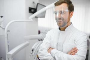 Jeune Masculin dentiste dans clinique photo