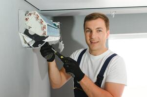 technicien réparer air Conditionneur sur le mur photo