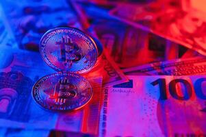 bitcoin sur Contexte de nous dollars, euro billets de banque. électronique décentralisé argent, échange taux et croissance de crypto devise photo
