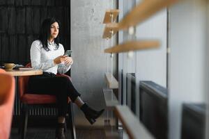 affaires femme travail sur portable ordinateur à bureau. Jeune et attrayant affaires femme travail dans Bureau photo