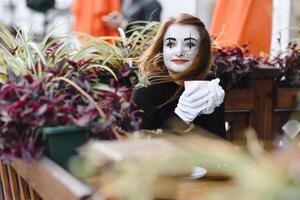 portrait de une mime comédien. mime fille sur le rue photo