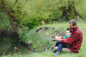 papa et fils pêche en plein air. du père journée photo