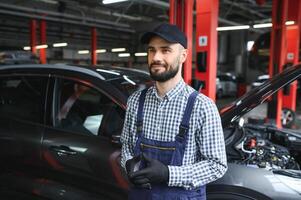 Masculin mécanicien dans voiture un service centre photo