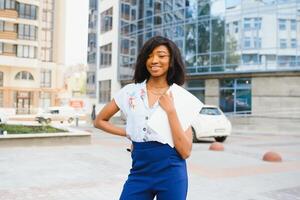 une jolie africain américain affaires femme parlant sur une cellule téléphone à Bureau bâtiment photo