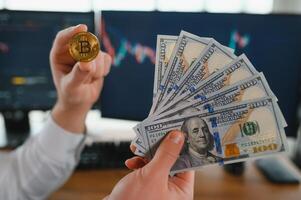 affaires homme crypto Commerçant investisseur analyste en portant or bitcoin pièce de monnaie achat crypto-monnaie jetons en cours d'analyse Stock marché Les données investissement des risques. photo