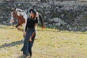 Jeune sexy femme avec une cheval photo