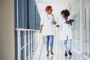 portrait de médical Personnel dans couloir de moderne hôpital photo