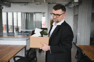 vieux Masculin employé étant mis à la porte de le sien travail photo