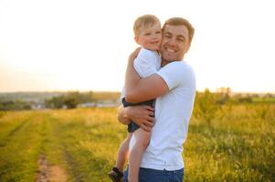 content père, fils enfant fonctionnement en jouant dans le parc en plein air ensemble. famille, du père jour, parentalité, actif mode de vie concept. photo