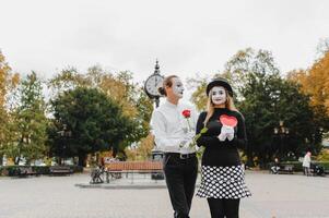 mime sur le rue attendre à rencontrer avec le sien amoureux. portrait de une mime comédien. mime sur le rue photo