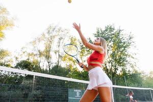 fille tennis joueur est formation sur le tribunal photo