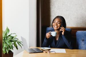 pensif noir femme d'affaires en utilisant tablette ordinateur dans café magasin photo