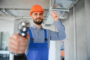 HVAC ingénieur installer chaleur récupération ventilation système pour Nouveau maison. copie espace photo