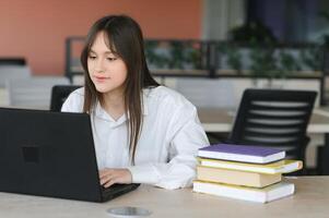 fille à le bureau dans école photo