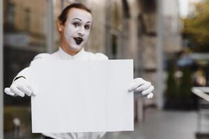 votre texte ici. acteur mime en portant vide blanc lettre. coloré portrait avec gris Contexte. avril imbéciles journée photo