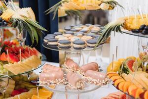 desserts avec des fruits, mousse, des biscuits. différent les types de sucré des pâtisseries, petit coloré sucré Gâteaux, macarons, et autre desserts dans le sucré buffet. bonbons bar pour anniversaire photo