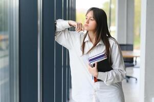 Jeune étudiant fille dans Université photo