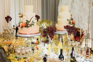 une magnifique mariage gâteau détail. le fleurs Regardez réel, mais sont vraiment comestible sucre fleurs photo