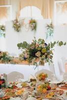 floral mariage décoration. mariage table réglage décoré avec Frais fleurs. mariage fleuristerie. bouquet avec des roses, eustoma et eucalyptus feuilles. photo