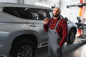 auto mécanicien travail à auto réparation magasin photo