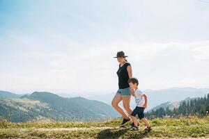 mère et fils ayant du repos sur vacances dans montagnes photo