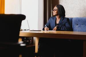 content Jeune africain américain femme d'affaires en utilisant ordinateur dans Bureau photo