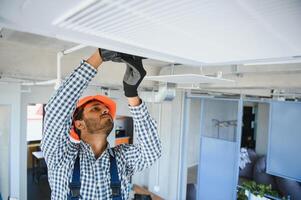 professionnel technicien maintenir moderne air Conditionneur à l'intérieur. espace pour texte photo