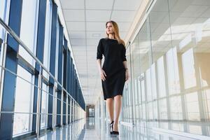 attrayant affaires femme avec une noir robe dans le Bureau photo