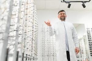 portrait de ophtalmologiste dans clinique photo