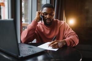 homme d'affaire en utilisant téléphone travail sur portable dans café magasin. photo