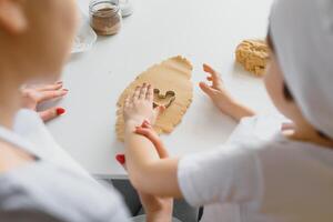 content mère et peu fils dans le cuisine, content temps et unité photo