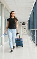 jolie femme attendre pour sa vol à aéroport photo