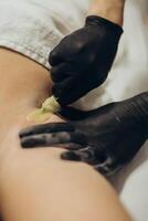 femme cosmétologue Faire sucre cheveux suppression en dessous de aisselle photo