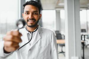 Beau Indien Masculin médecin en portant vide blanc ou Vide compte-gouttes bouteille photo