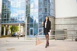 magnifique affaires femme sur le Contexte de le moderne Bureau photo