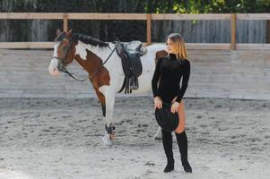 Jeune sexy femme avec une cheval photo