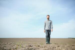 portrait de agriculteur permanent dans champ. photo