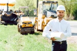 civil ingénierie, route construction. le concept de bâtiment une Nouveau asphalte route. route réparation. route un service ouvrier près le patinoire. photo