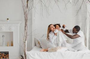 content interracial couple avec leur peu fille à Accueil photo