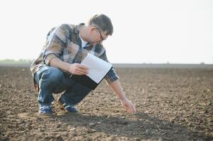 une agriculteur chèques qualité de sol avant semis. photo