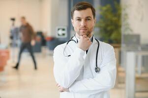 Masculin médical médecin portrait dans hôpital photo