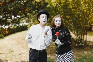 mime artiste soufflant une bulle par baguette magique sur vert Contexte photo