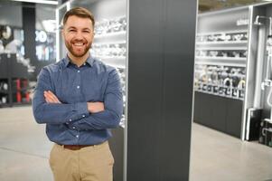 portrait de vendeur dans salle de bains magasin. content homme travaux dans une baignoire magasin. Ventes Occupation photo