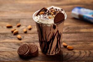 oreo Milk-shake avec oreo des biscuits, amande servi dans verre côté vue sur en bois table Matin repas photo